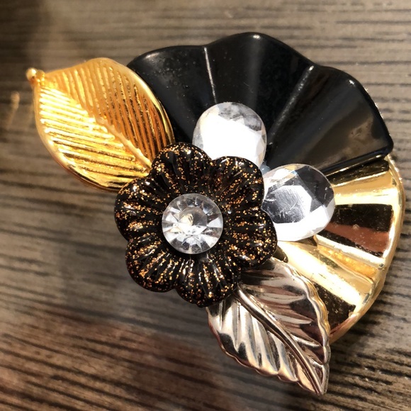 Vintage 80’s - 90’s Acrylic Gem & Flower Cluster Clip Earring Black & Gold - Picture 4 of 14